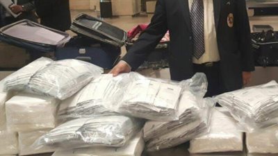ضبط راكبين حاولا تهريب 20 ألف قطعة مستلزمات طبية بمطار القاهرة (صور )