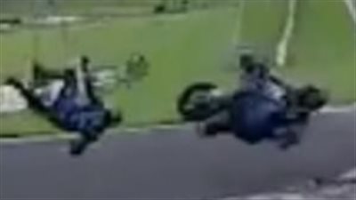 لحظة طيران راكب دراجة نارية 20 مترا في سباق بريطاني (فيديو)