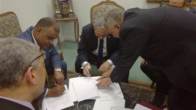 الجمارك توقع عقد توريد وتركيب 16 جهاز فحص بالأشعة (صور)