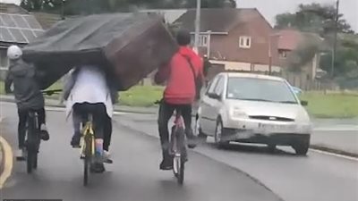 4 مراهقين يقودون دراجاتهم خلال حمل أريكة ضخمة (فيديو وصور)