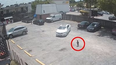 إهمال امرأة يقتل طفلها بموقف للسيارات (فيديو)