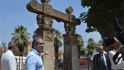 وزير الآثار يجري تجربة توضح اللون الأصلي لقصر البارون (فيديو)