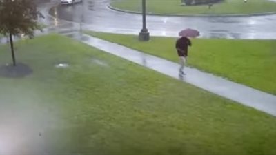 لحظة صعق رجل بالبرق (فيديو)