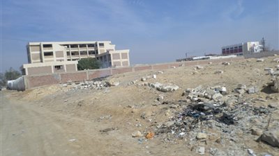 بالصور.. القمامة تحاصر مجمع مدارس هوارة في الفيوم