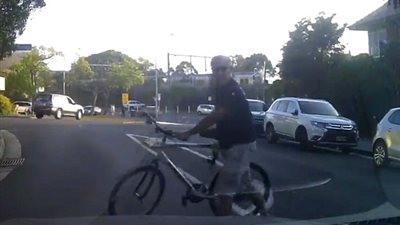 دراجة تقطع طريق السيارات وتتسبب في حادث (فيديو وصور)