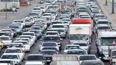 كثافات مرورية بصلاح سالم بسبب كسر ماسورة مياه