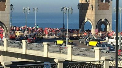 بالصور.. كوبري «ستنالي» يكتسي باللون الأحمر في عيد الحب