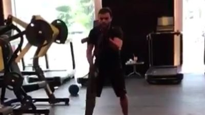 رامي صبري يمارس رياضة الـBattle Rope على طريقة عمرو دياب (فيديو)