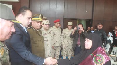 بالصور.. تكريم أسر الشهداء والمصابين بالعمليات الحربية في الفيوم