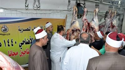 وفد الأوقاف يتابع تعبئة لحوم الأضاحي.. والصكوك تتجاوز 90 مليون جنيه (صور)