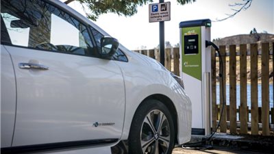 بالأرقام.. ارتفاع عدد محطات شحن السيارات الكهربائية في أمريكا (صور)