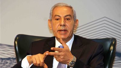وزير التجارة والصناعة يغادر القاهرة متوجها إلى سويسرا