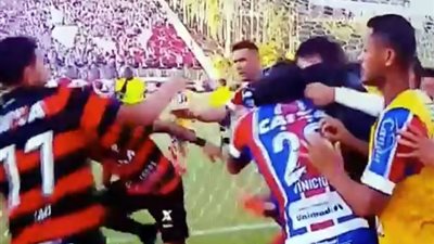 وقف مباراة كرة قدم بعد طرد 9 لاعبين (فيديو)