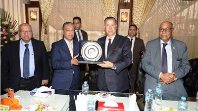 إهداء درع هيئة قضايا الدولة لمحافظ بني سويف (صور)