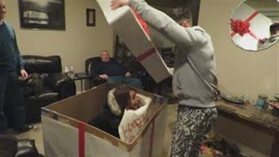 بالفيديو.. فتاة تعد مفاجأة غير متوقعة لحبيبها في عيد الحب