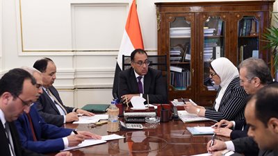 مدبولي يناقش مع وزيري المالية والصحة تطبيق منظومة التأمين الشامل