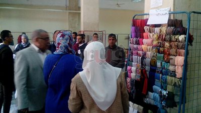 السوق الخيري الأول لصيدلة حلوان «على قد الإيد» (صور)