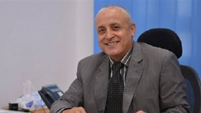 نائب رئيس هيئة المجتمعات العمرانية يتفقد طريق الواحات