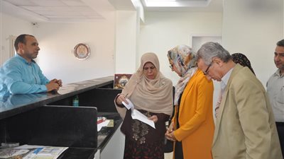 نائب محافظ الوادي الجديد تتفقد مركز خدمات مكتب تموين مميكن (صور)