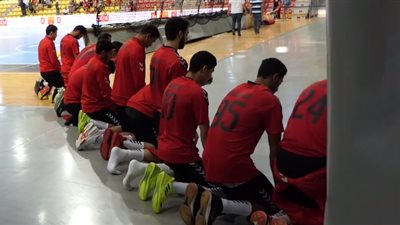 لاعبو منتخب اليد يؤدون الصلاة قبل مباراة الفوز بالمونديال (فيديو)