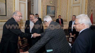 بالصور.. «إسماعيل» يلتقي رؤساء تحرير عدد من الصحف لمناقشة برنامج الحكومة