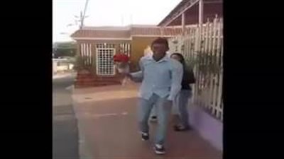 بالفيديو.. رد فعل فتاة أحرجها شاب أمام صديقتها