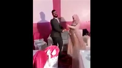 عروسان يشعلان حفل خطوبتهما بوصلة رقص (فيديو)