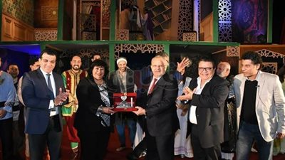 الخشت ووزيرة الثقافة يشهدان العرض المسرحي «قواعد العشق الأربعون»