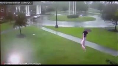 لحظة نجاة مدرس من صاعقة رعدية كادت أن تودي بحياته (فيديو)