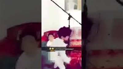 رد فعل أطفال عثر والدهم عليهم داخل المسجد يزعجون الناس (فيديو)