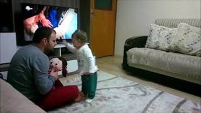 طفلة صغيرة تصاب بالغيرة على والدها بسبب دمية (فيديو)