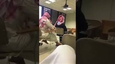 رد فعل شاب أثناء ضبطه يغش في الامتحان (فيديو)
