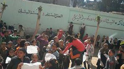 بالصور.. تلاميذ المعهد الديني يتظاهرون احتجاجا على نقل الناظر