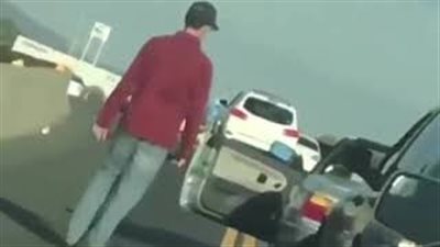 نهاية مروعة لرجل غاضب حاول دهس رجل بسيارته (فيديو)