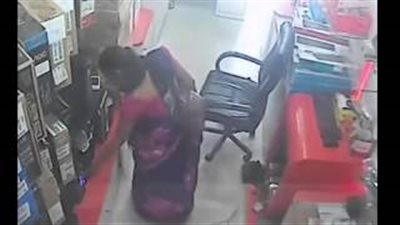 بالفيديو.. 500 ألف مشاهدة لامرأة تسرق «لاب توب» وتخفيه أسفل ملابسها