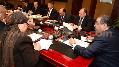بالصور.. وزير الاستثمار يناقش خطة الترويج للاستثمار