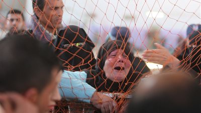 بالصور.. بكاء وقلق وفرحة فلسطينية عند معبر رفح