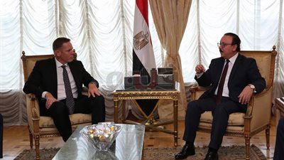 القاضي يلتقي رئيس شنايدر إلكتريك لبحث التعاون بمشروع مدينة المعرفة