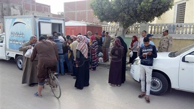 أسعار مخفضة بمنافذ سلع القوات المسلحة بالقنطرة شرق (صور)