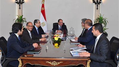 السيسي يلتقي رئيس «سيمنز».. يشيد بإنجازات تنفيذ المشروعات التنموية بمصر.. يتطلع لتطوير الشراكة القائمة في العديد من المجالات.. ويؤكد حرص القاهرة على الاستفادة من خبراتها في التدريب الفني