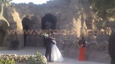 بالصور.. عروسان يحتفلان بزفافهما في عيد الحب بجنينة الأسماك