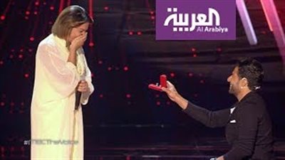 محمد حماقي يركع على مسرح ويهدى خاتمًا لمتسابقة (فيديو)