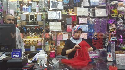 بالصور.. إقبال الشباب على محال هدايا «عيد الحب»