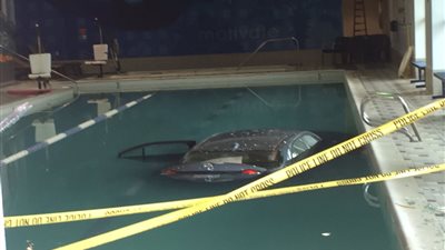 عجوز يغرق سيارة تويوتا كورولا في حمام سباحة بـ «لوس أنجلوس»