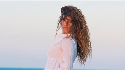 زينة بإطلالة جريئة على البحر في أحدث ظهور