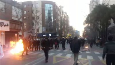 إيران: مقتل 3 ضباط شرطة في اشتباكات مع محتجين (فيديو)