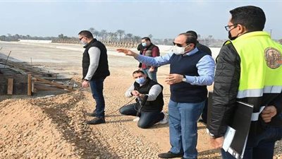 السيسي يتفقد الطريق الدائري الأوسطي