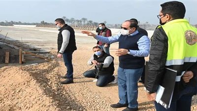 لحظة تفقد الرئيس السيسي الطريق الدائري الأوسطي | فيديو