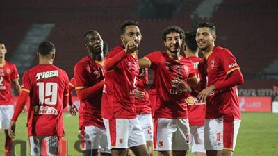 الأهلي يفوز على غزل المحلة بثلاثية ويتصدر الدوري