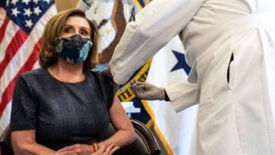 رئيسة مجلس النواب الأمريكي نانسي بيلوسي تتلقى لقاح كورونا